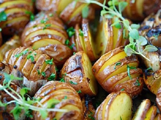 Картофель, запеченный с чесноком
