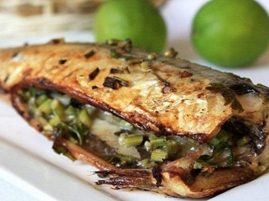 Скумбрия, запеченная с овощами