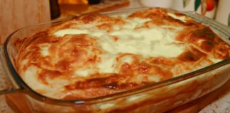 Попробуйте нежный пирог с зеленым луком, отварной курицей и сырной корочкой&nbsp;— вы не будете разочарованы!
