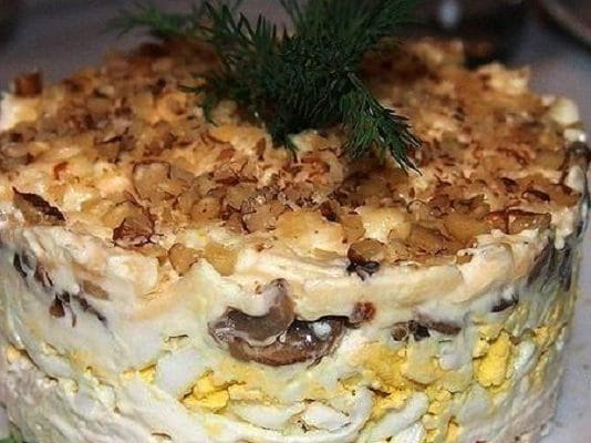 Слоёный салат с курицей, грибами и грецким орехом