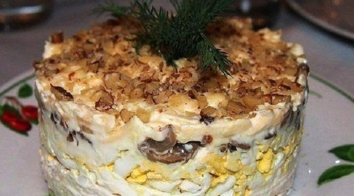 Слоёный салат с курицей, грибами и грецким орехом