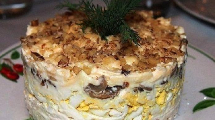 Слоёный салат с курицей, грибами и грецким орехом
