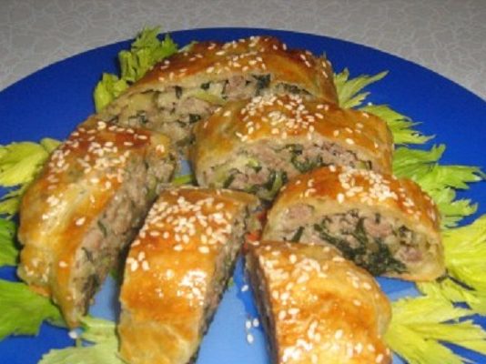 Рулет из слоеного теста с мясом и черемшой