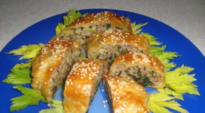 Рулет из слоеного теста с мясом и черемшой