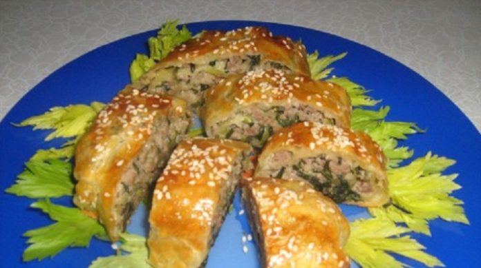 Рулет из слоеного теста с мясом и черемшой