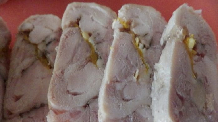 Мясной куриный рулет