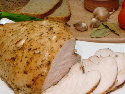 Буженина из индейки сочная — запекание без фольги и пакета