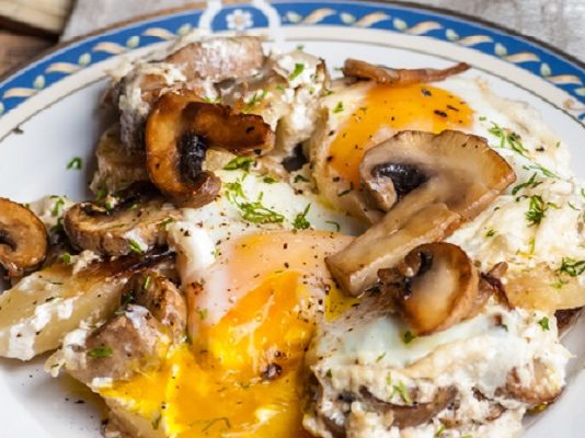 Яичница, запеченная с картофелем и сливками