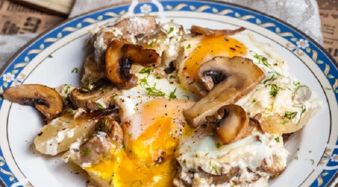 Яичница, запеченная с картофелем и сливками