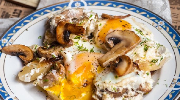 Яичница, запеченная с картофелем и сливками
