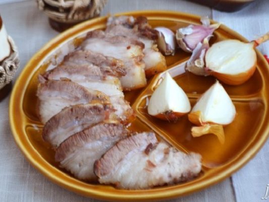 Простой рецепт свиной грудинки, запеченной в духовке