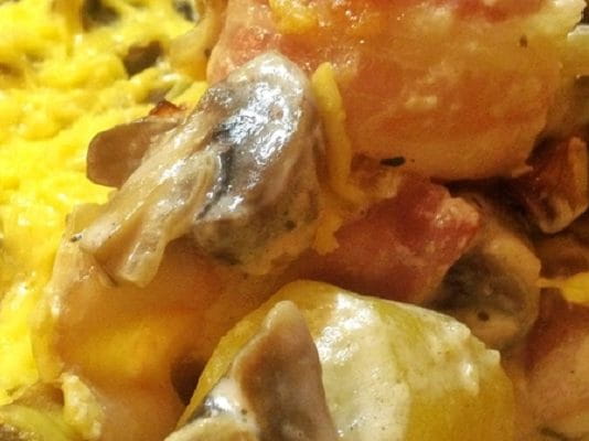 Запечённая картошечка с беконом в сырно-грибном соусе