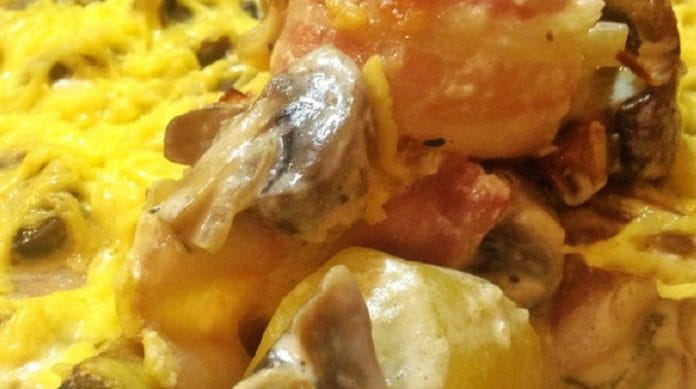 Запечённая картошечка с беконом в сырно-грибном соусе