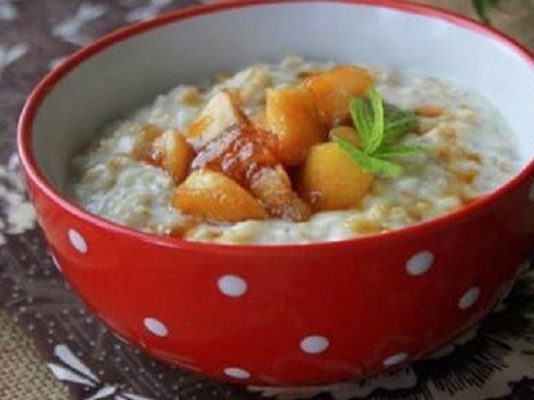 Овсяная кашка с карамельными яблоками