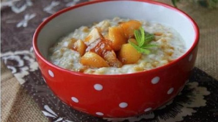 Овсяная кашка с карамельными яблоками