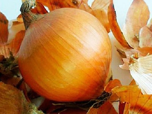 6 необычных способов применения луковой шелухи
