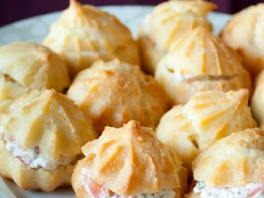 Профитроли со сливочным сыром и лососем
