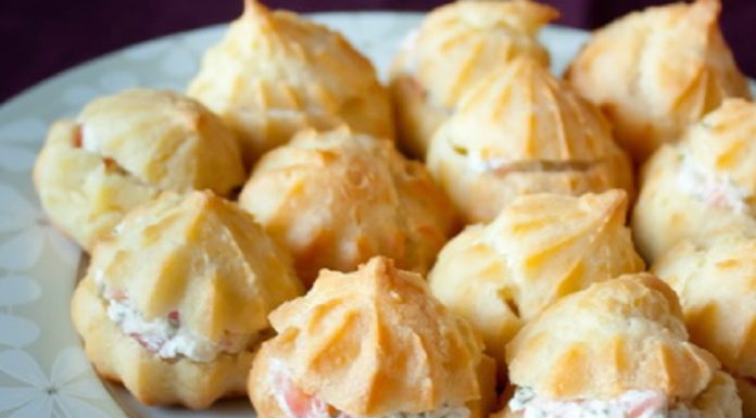 Профитроли со сливочным сыром и лососем