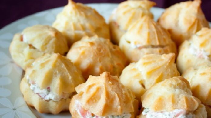 Профитроли со сливочным сыром и лососем