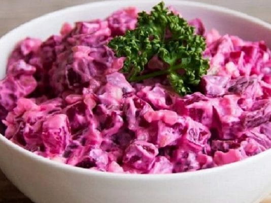Свекольный салат с яйцами и огурцами