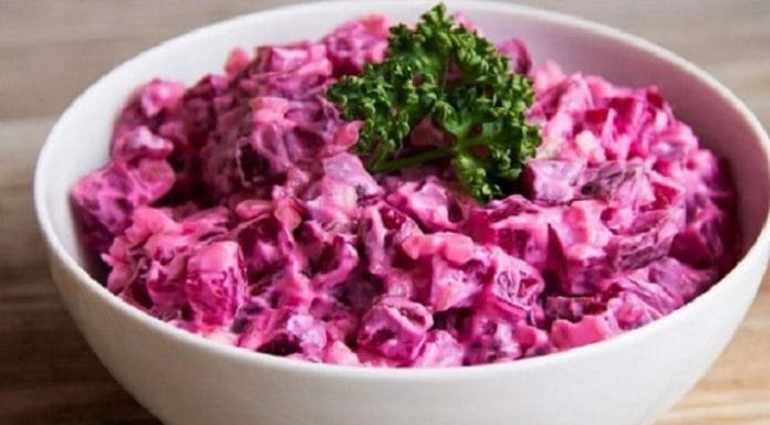 Свекольный салат с яйцами и огурцами