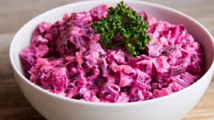 Свекольный салат с яйцами и огурцами