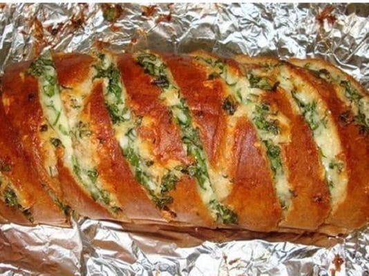 Запеченный батон с сыром и чесноком