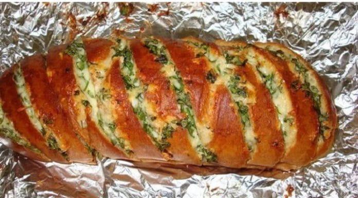 Запеченный батон с сыром и чесноком