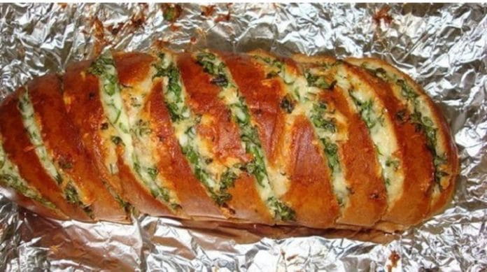 Запеченный батон с сыром и чесноком
