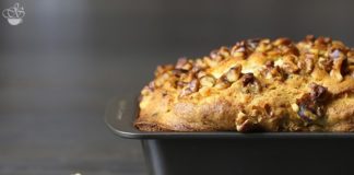 Лодочки из слоеного теста с картофелем, мясом и огурчиками
