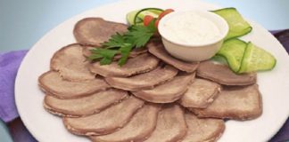 Суп из клубники и фисташек