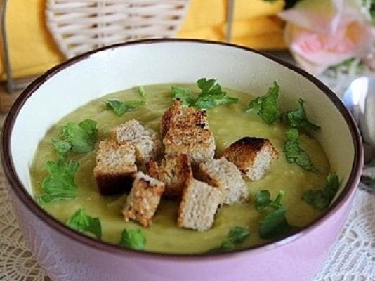 Постный суп-пюре из зеленого гороха с гренками