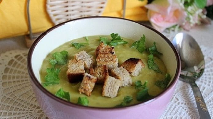 Постный суп-пюре из зеленого гороха с гренками