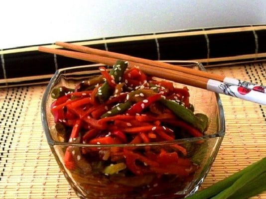 Острый салат из фасоли с грибами и овощами