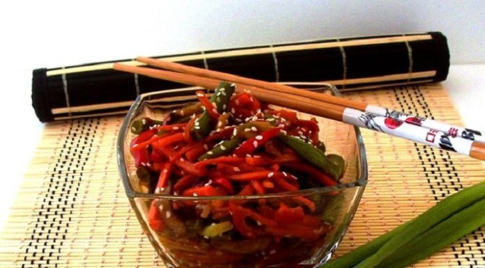 Острый салат из фасоли с грибами и овощами