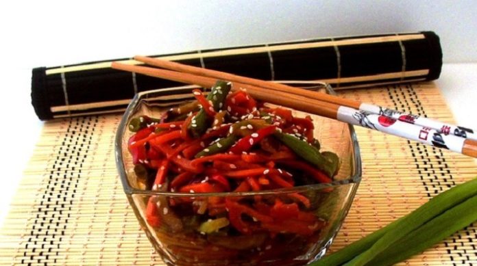 Острый салат из фасоли с грибами и овощами