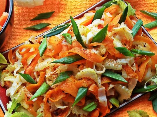 Рисовая лапша с морковью и сельдереем