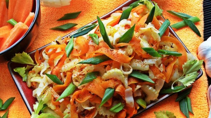 Рисовая лапша с морковью и сельдереем
