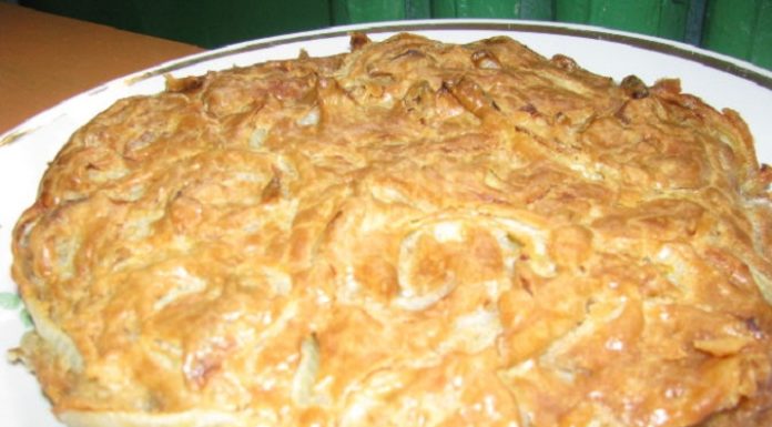 Луковая шарлотка