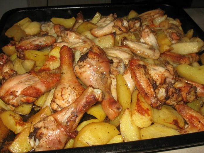 Запеченный картофель с курицей в духовке