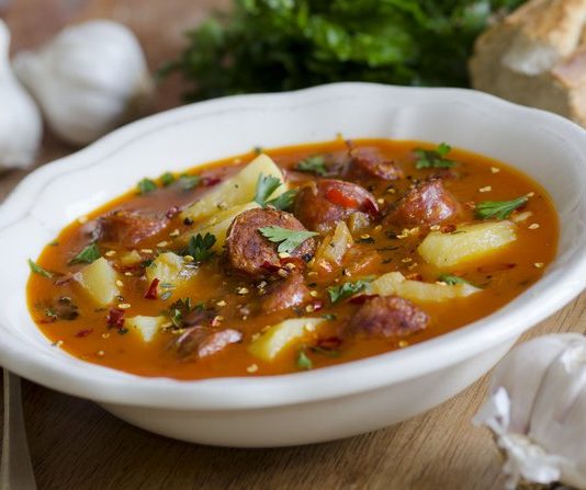 Испанский суп с фасолью и колбасками