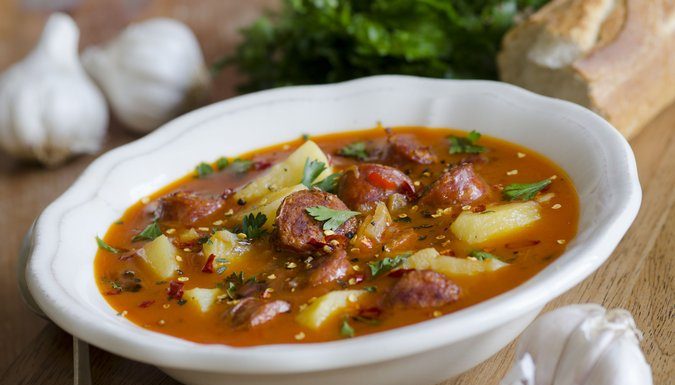 Испанский суп с фасолью и колбасками