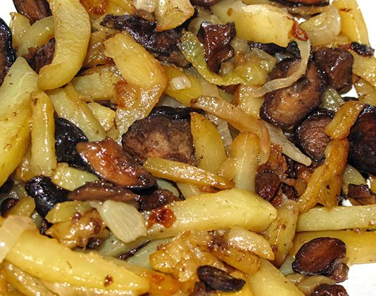Жаренный картофель с грибами и луком в мультиварке