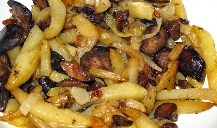Жаренный картофель с грибами и луком в мультиварке