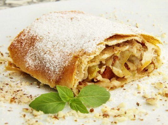 Яблочный штрудель с орехами