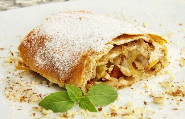 Яблочный штрудель с орехами