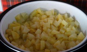 Окрошка с копченой курицей