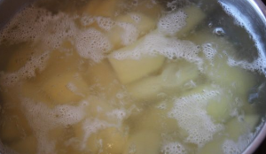 Запеченные дольки картофеля