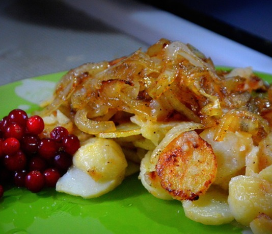 Жареный картофель с яблоком и чесноком