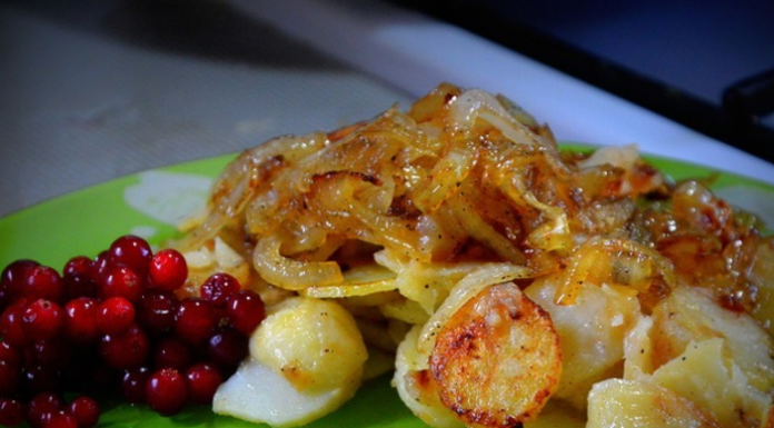 Жареный картофель с яблоком и чесноком